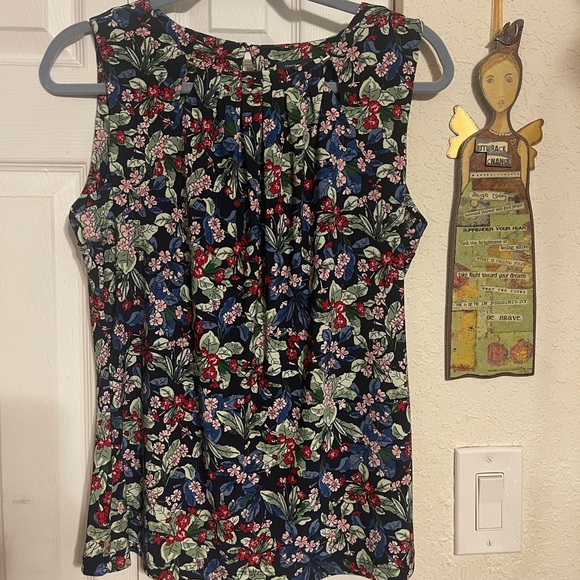 Tommy Hilfiger top. - Picture 1 of 3